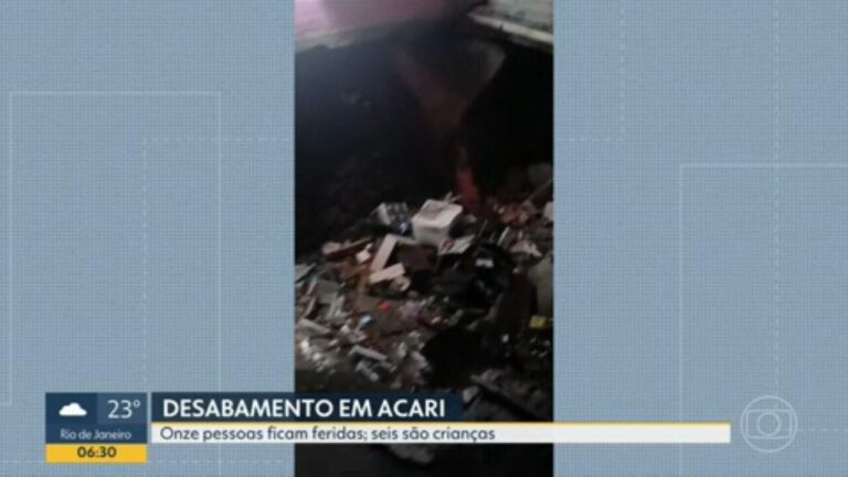 Parte de casa desaba em Acari, na Zona Norte do Rio