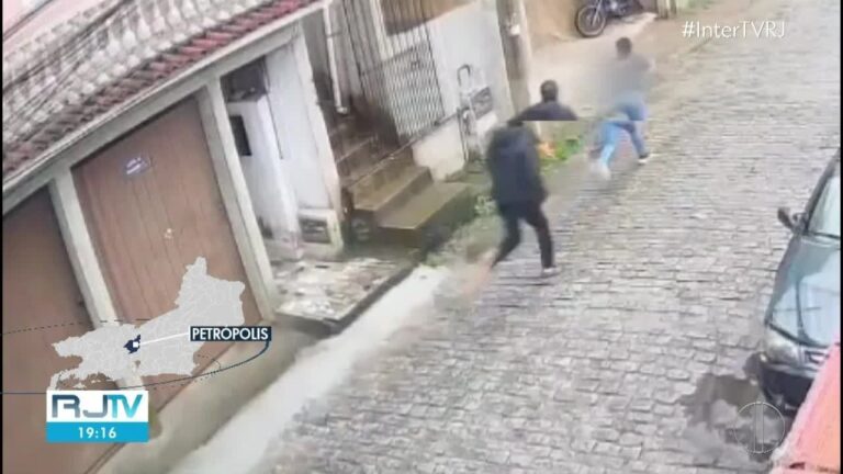 Mulher é atacada na rua e esfaqueada pelo menos 10 vezes; IMAGENS FORTES | Região Serrana Mulher é atacada na rua e esfaqueada pelo menos 10 vezes; IMAGENS FORTES | Região Serrana