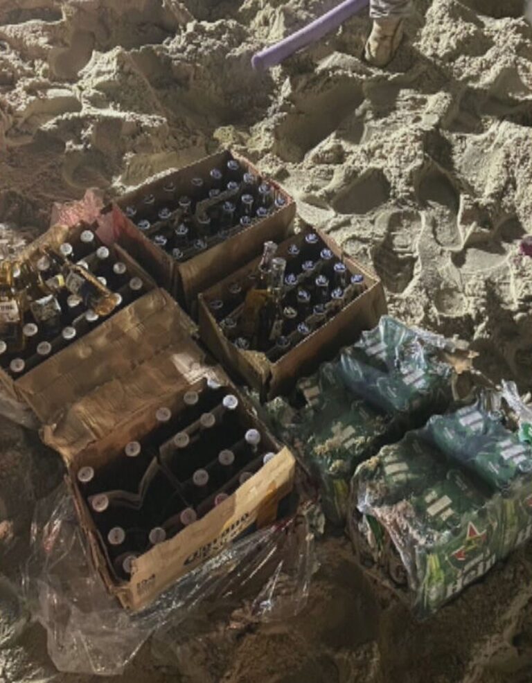 Fiscais encontram 140 garrafas de vidro enterradas nas areias de Copacabana | Rio de Janeiro Fiscais encontram 140 garrafas de vidro enterradas nas areias de Copacabana | Rio de Janeiro