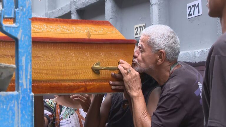 Motoboy morto em tentativa de assalto na Avenida Brasil é enterrado: 'Como é que vai ser nosso Natal', diz viúva | Rio de Janeiro