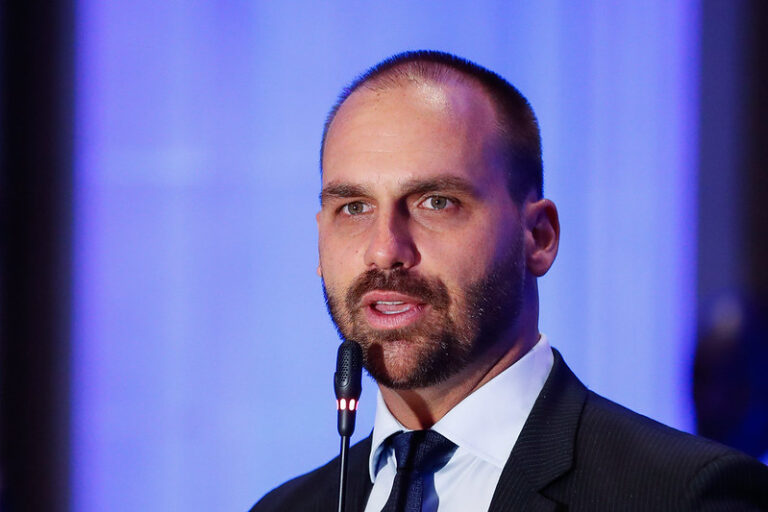 Eduardo Bolsonaro rebate decisão de Moraes: “Todo mundo recebeu convite deste e-mail”