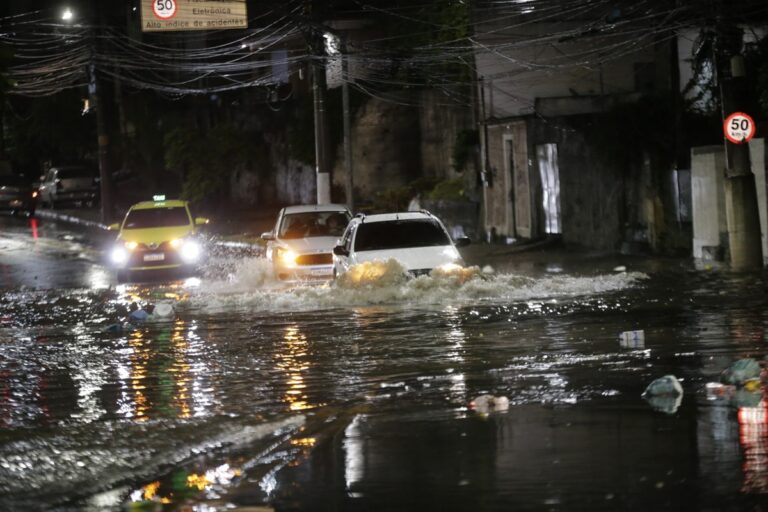 Rio entra no estágio 2 após registros de chuva nesta noite