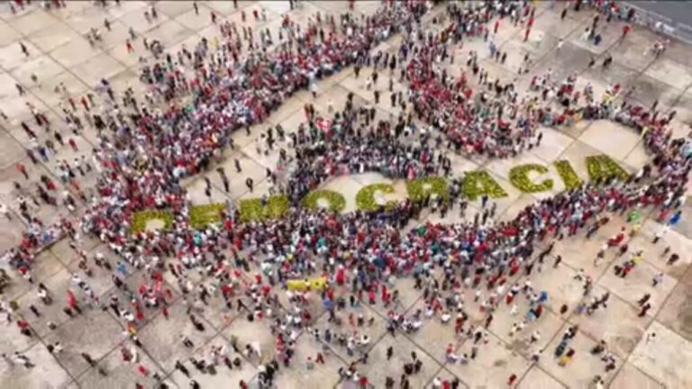 Dois anos após atos golpistas, 8 de janeiro é marcado por manifestações pela democracia