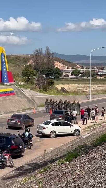 Militares venezuelanos bloqueiam fronteira com o Brasil no dia da posse de Maduro