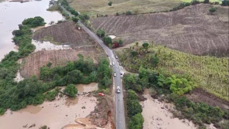 Imagens da rodovia de Capela onde enxurrada arrastou três veículos