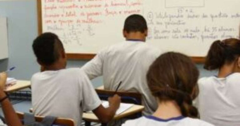 Educadora lança cursos gratuitos para preparar professores frente à proibição de celulares nas escolas Educadora lança cursos gratuitos para preparar professores frente à proibição de celulares nas escolas