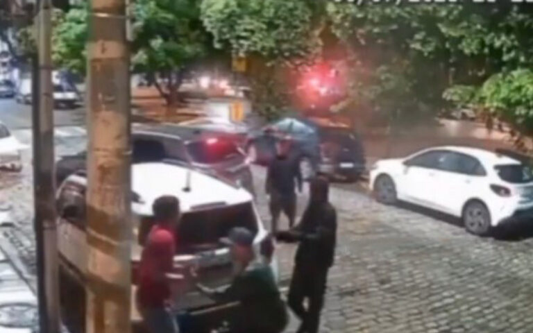 Vídeo: bandidos roubam carro a poucos metros de viatura da PM em Laranjeiras | Rio de Janeiro