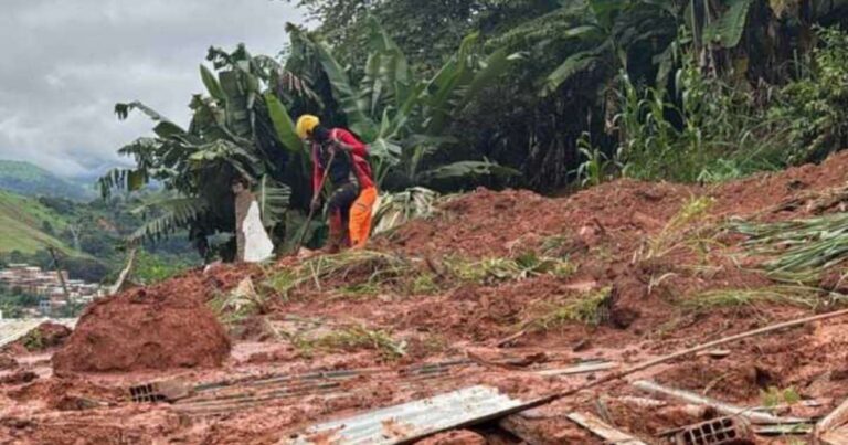 Sobe para 11 o número de mortos após fortes chuvas em MG, dizem Bombeiros Sobe para 11 o número de mortos após fortes chuvas em MG, dizem Bombeiros