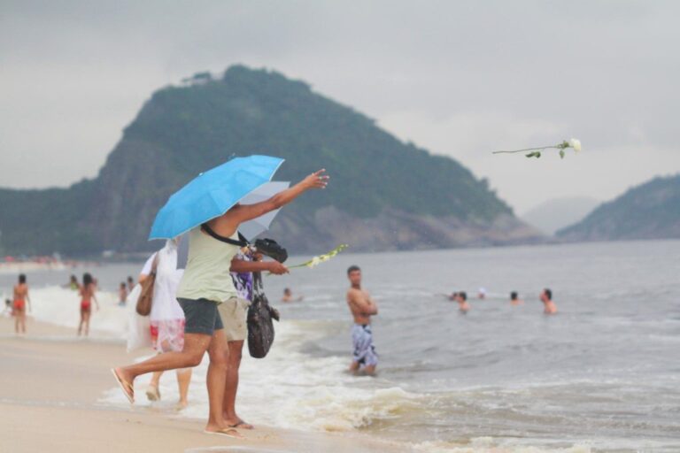 Verão no Rio: Calor Intenso e Alerta de Chuvas Fortes, Prevê AtmosMarine