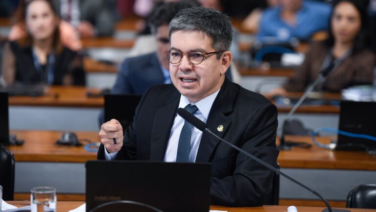 “Ilegítima e farsante”, diz líder do governo Lula sobre posse de Maduro