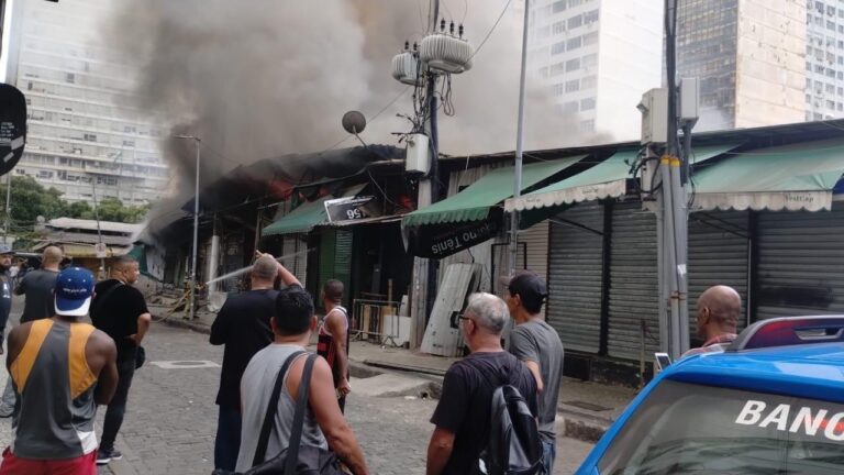 Incêndio atinge boxes do camelódromo da Uruguaiana, no Centro do Rio