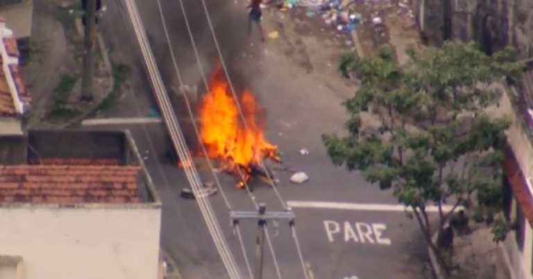Suspeitos sequestram ônibus e incendeiam caçambas de lixo no Engenho Novo – Noticias R7