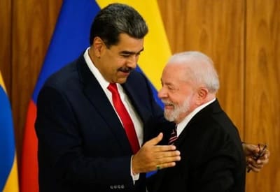 Lula: um abraço na democracia, outro em Maduro