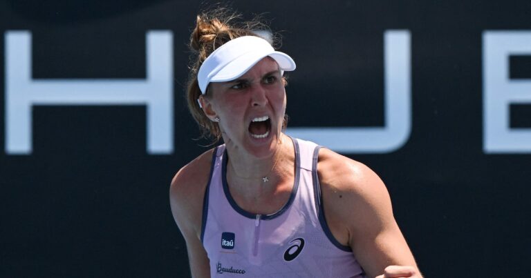 Bia Haddad passa aperto, mas desencanta na temporada com grande virada no Australian Open