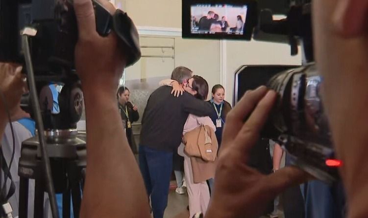Sem poder viajar, Bolsonaro se emociona ao acompanhar embarque de Michelle