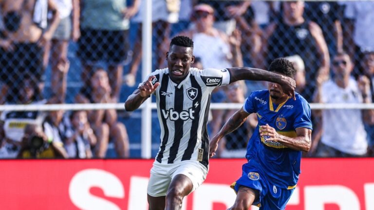 Com dois a mais, Botafogo perde para Sampaio Corrêa no Cariocão Com dois a mais, Botafogo perde para Sampaio Corrêa no Cariocão