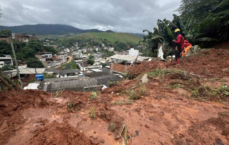 Fortes chuvas provocam deslizamentos e deixam mortos em Ipatinga (MG)