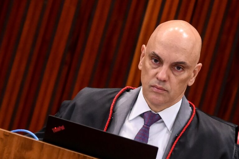 Moraes manda Bolsonaro apresentar ao STF convite formal para posse de Trump Moraes manda Bolsonaro apresentar ao STF convite formal para posse de Trump
