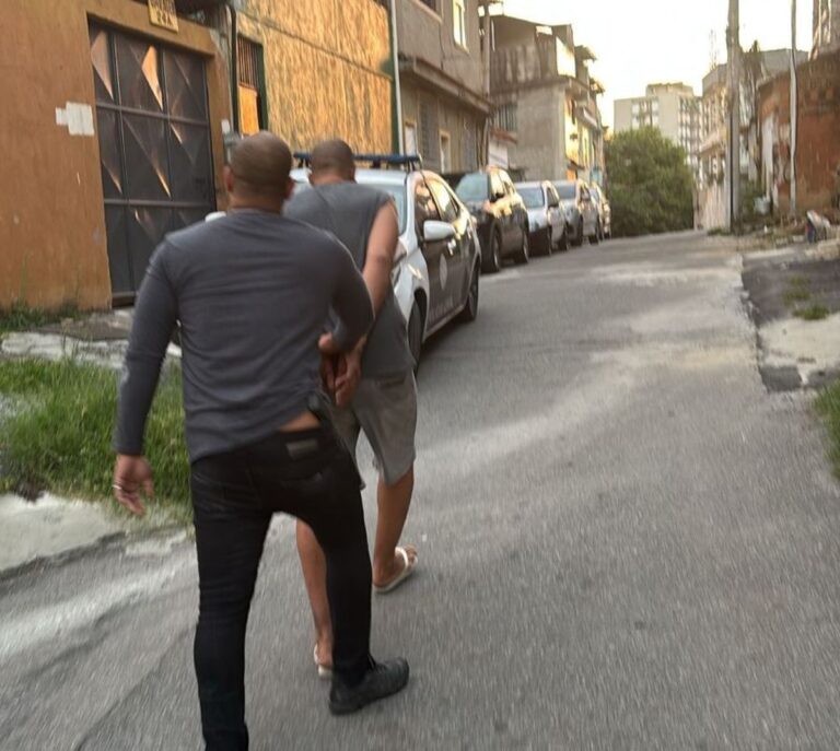 Homem é preso em flagrante por agredir e ameaçar jogar a companheira de escada