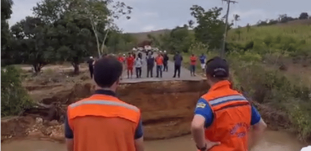Queda de trecho de rodovia estadual SE-438 deixa 3 mortos em Sergipe Queda de trecho de rodovia estadual SE-438 deixa 3 mortos em Sergipe