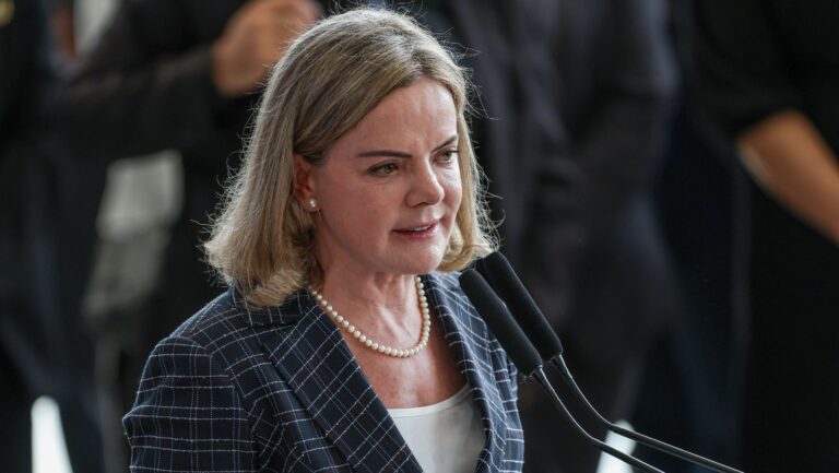 Gleisi recua e diz que decisão sobre revisão de penas do 8/1 depende do STF