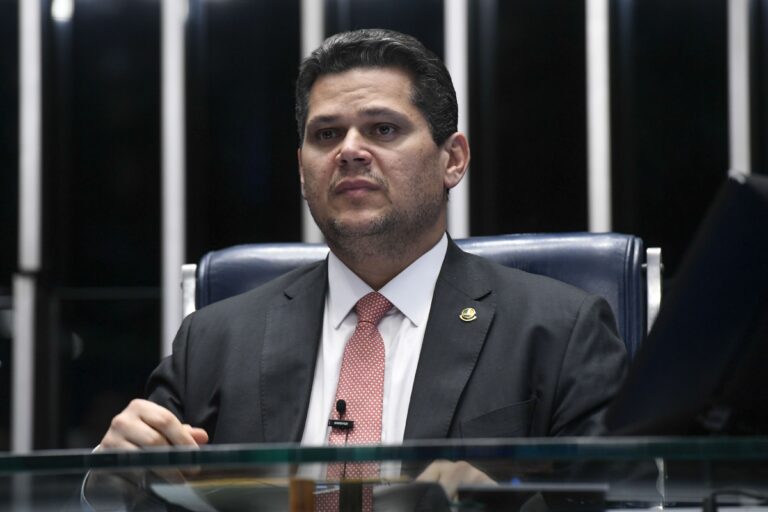 Alcolumbre 'banca' novo ministro, mesmo com impasse sobre liderança do União na Câmara