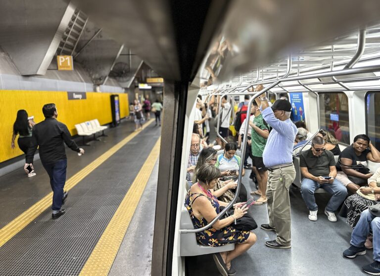 Paes propõe apoio para linha seis do metrô rumo ao Recreio e quer assumir trens da SuperVia no Rio