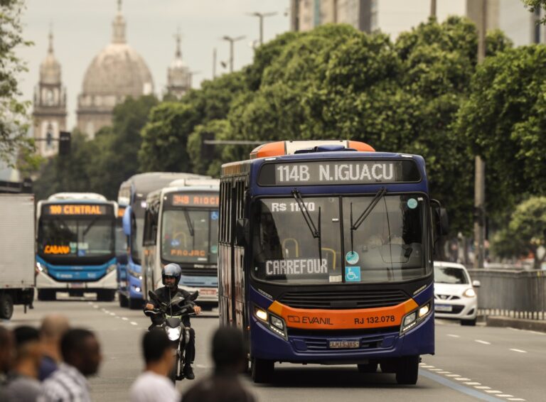 Policiais e guardas municipais poderão ser contratados para fazer segurança de ônibus no Rio