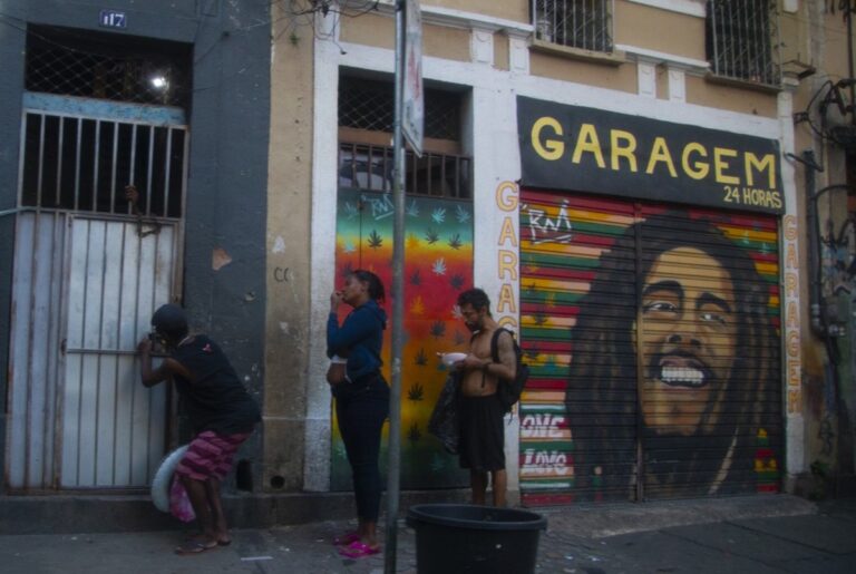 Lapa tem pichações de facção, bunker do tráfico e fila para compra de drogas