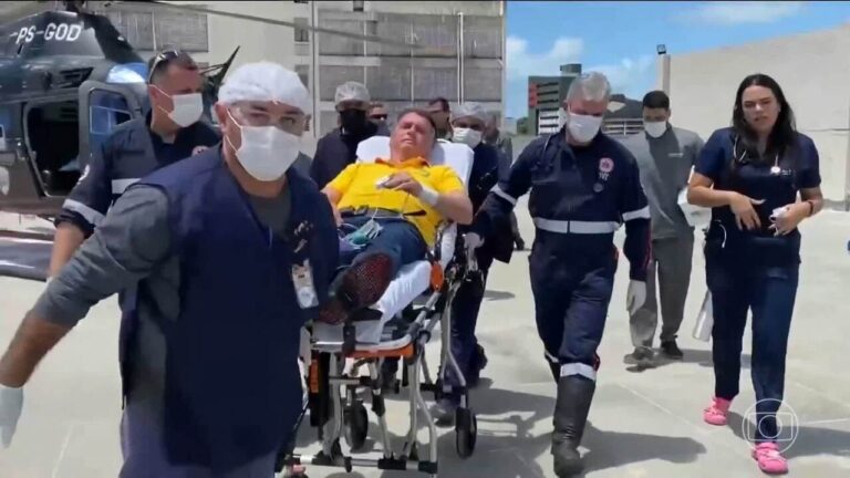 Bolsonaro passa mal e é transferido de helicóptero para hospital em Natal