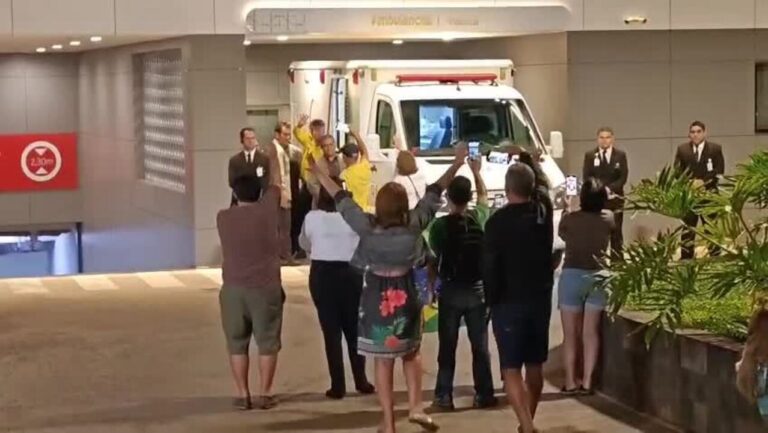 Bolsonaro chegou ao hospital particular em Brasília, onde deverá ficar internado