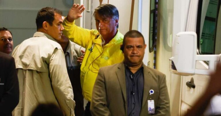 Bolsonaro passa por cirurgia no intestino em Brasília Bolsonaro passa por cirurgia no intestino em Brasília