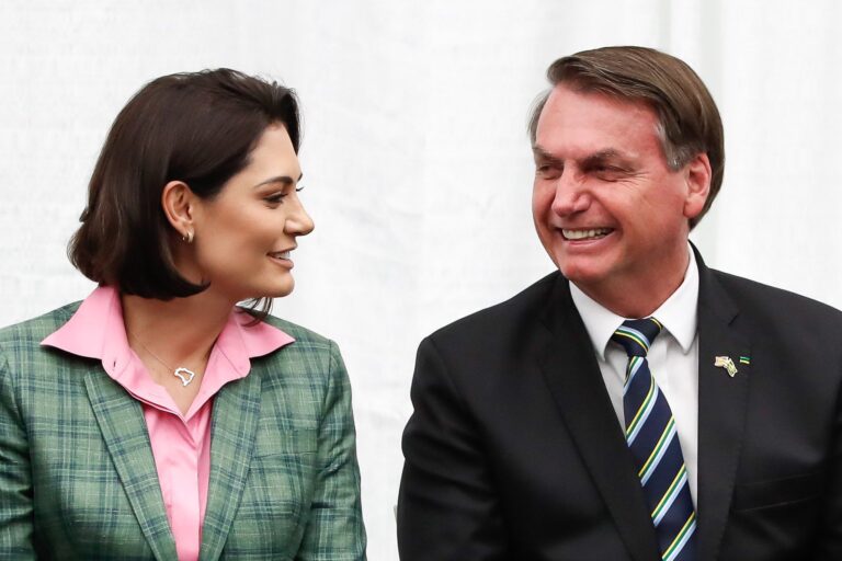 Michelle: Bolsonaro passa por “cirurgia longa” e possui “muitas aderências”