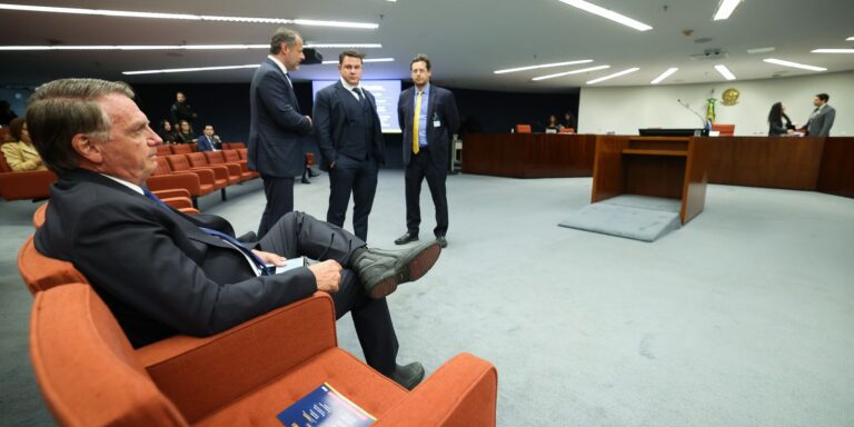 Moraes dá cinco dias para Bolsonaro e réus apresentarem defesa prévia Moraes dá cinco dias para Bolsonaro e réus apresentarem defesa prévia