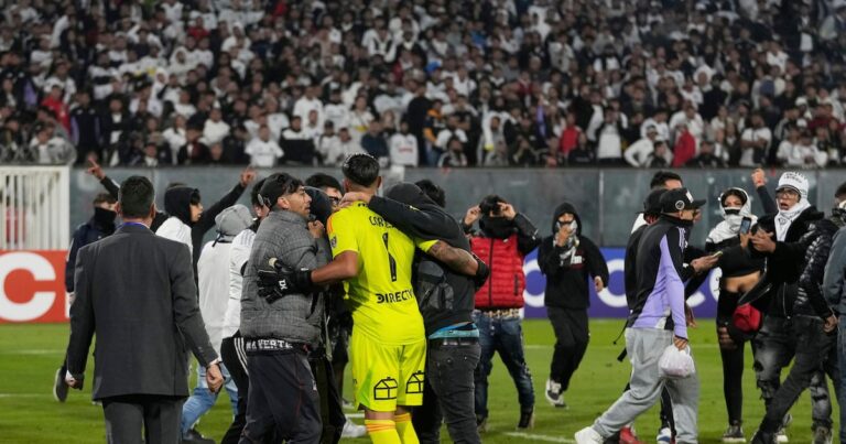 Infantino condena violência em Colo-Colo x Fortaleza: ‘Não deveria ter lugar no futebol’ Infantino condena violência em Colo-Colo x Fortaleza: ‘Não deveria ter lugar no futebol’