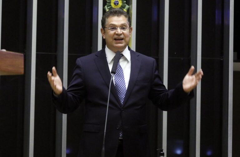 Governo Lula ameaçou tirar verbas e cargos de quem pediu urgência para anistia, diz líder do PL