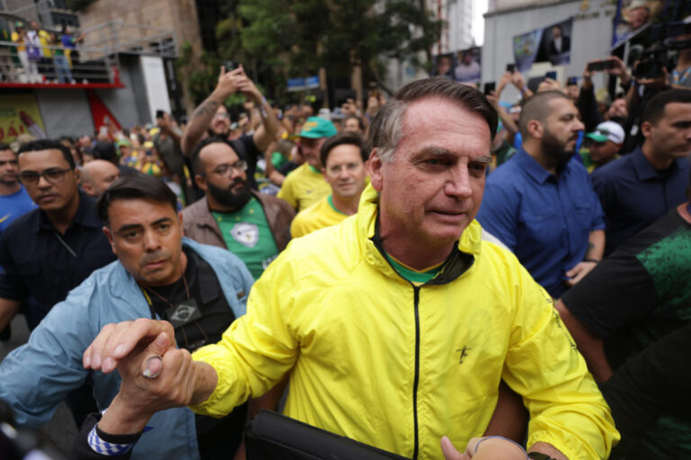 Bolsonaro é tietado por enfermeiros durante internação. Confira foto
