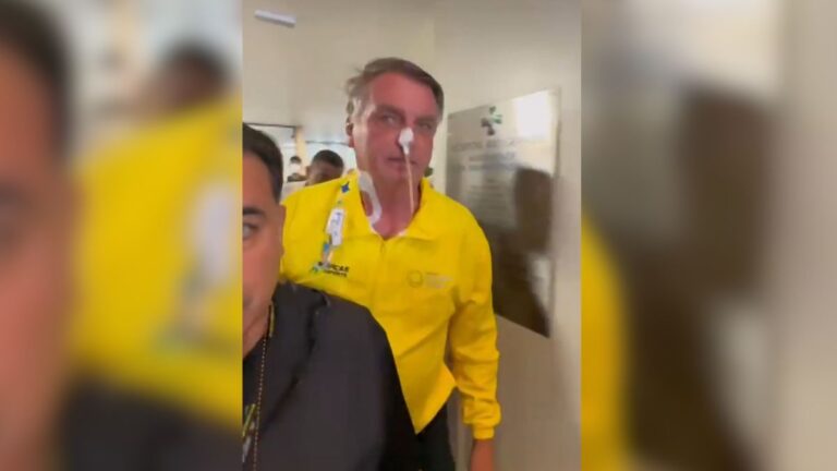 Bolsonaro é transferido para hospital de Brasília e diz que deve passar por nova cirurgia Bolsonaro é transferido para hospital de Brasília e diz que deve passar por nova cirurgia