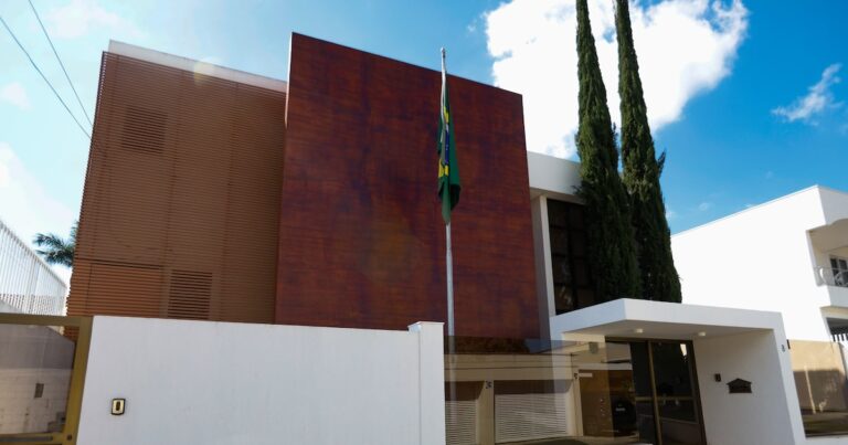 Presidente da CBF é blindado por ‘bancada da bola’ e amplia poder com casa de lobby em Brasília Presidente da CBF é blindado por ‘bancada da bola’ e amplia poder com casa de lobby em Brasília