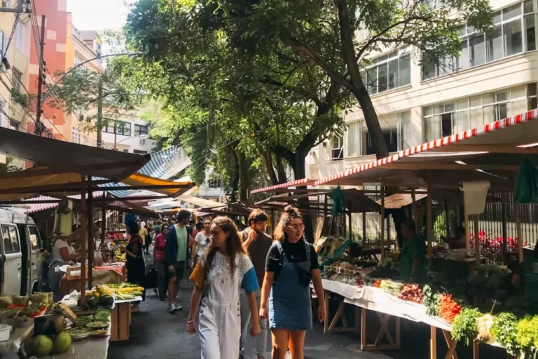 Feiras livres do Rio ficam sem banheiros químicos após Prefeitura interromper serviço sem aviso
