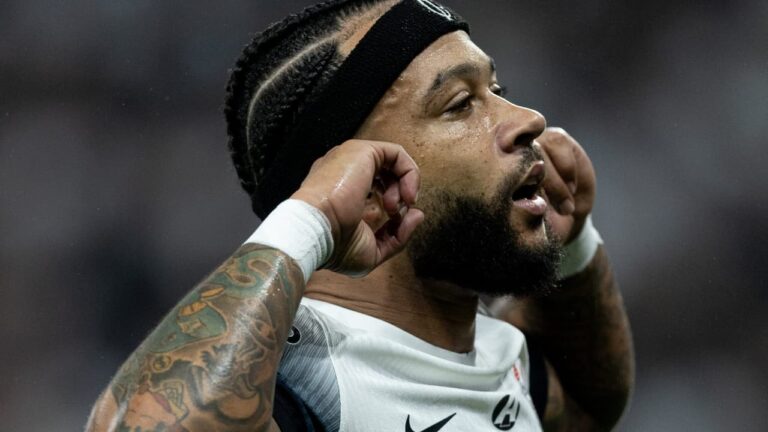 Atitude de Memphis no pontapé inicial de Palmeiras x Corinthians choca web: ‘Bizarro’ Atitude de Memphis no pontapé inicial de Palmeiras x Corinthians choca web: ‘Bizarro’