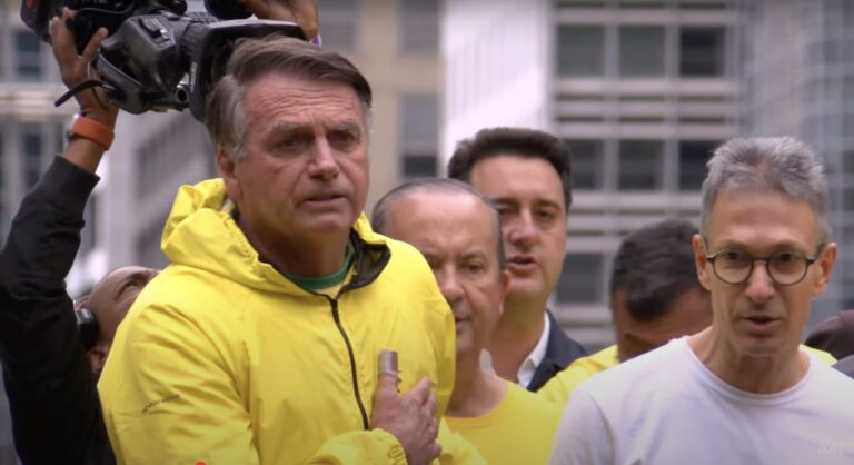 Primeiro boletim médico diz que Bolsonaro está estável e sem dor