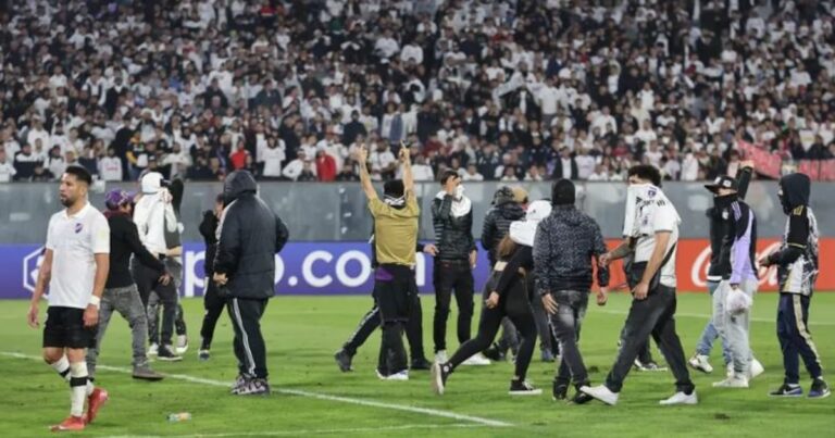 Invasão de torcedores interrompe partida entre Colo-Colo e Fortaleza – R7 Esportes Invasão de torcedores interrompe partida entre Colo-Colo e Fortaleza – R7 Esportes