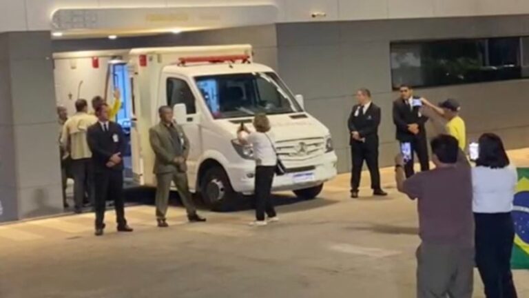Bolsonaro chega a hospital em Brasília ao som de “Ave Maria” Bolsonaro chega a hospital em Brasília ao som de “Ave Maria”