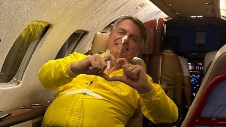 Bolsonaro diz que está “se recuperando” com “cuidados intensivos”