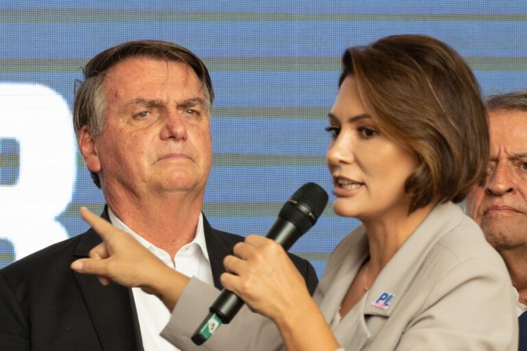 Bolsonaro está com 'muitas aderências' e será uma 'cirurgia longa', diz Michelle