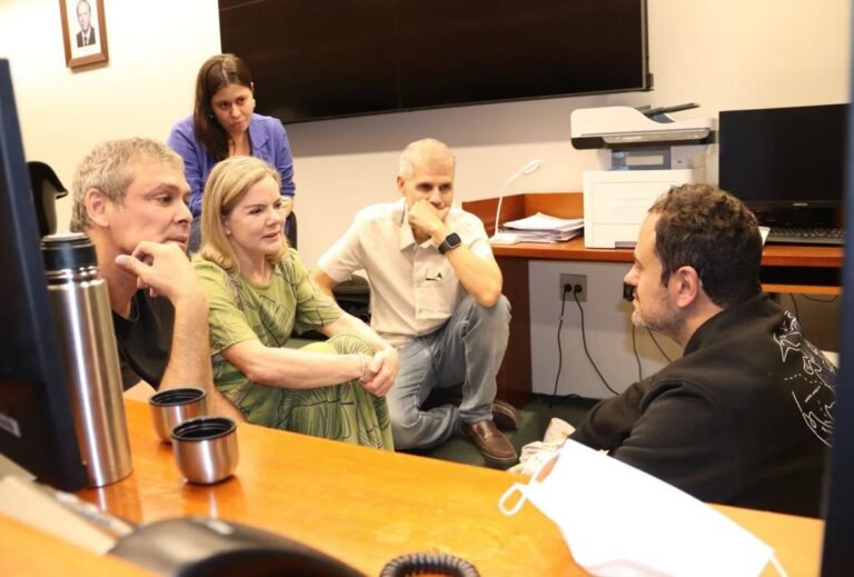 Em greve de fome na Câmara, Glauber Braga recebe visitas de ministros do governo