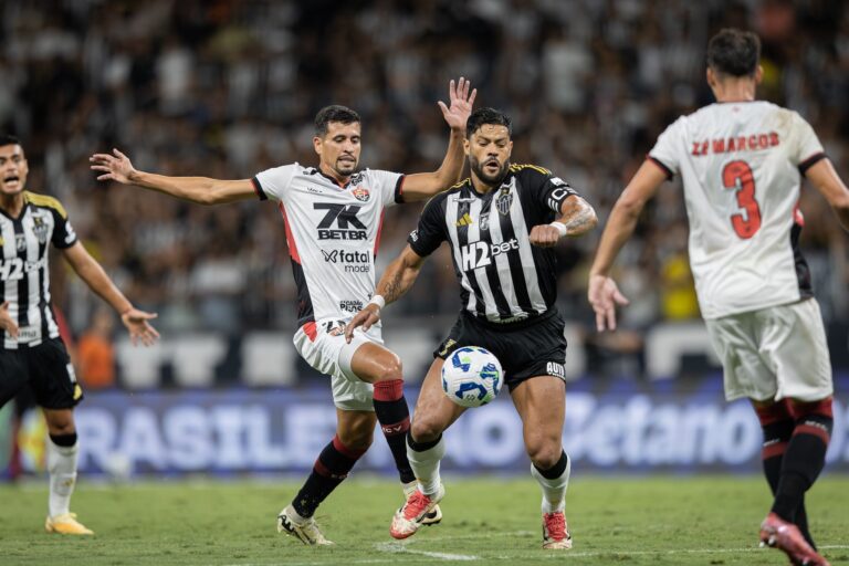 Atlético-MG arranca empate com Vitória no Brasileirão após gol no fim Atlético-MG arranca empate com Vitória no Brasileirão após gol no fim