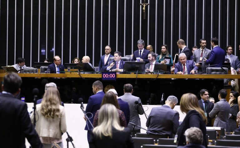 Anistia a golpistas ainda depende de aprovação no Congresso e pode ser questionada no STF; entenda