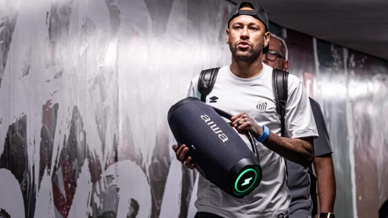 Neymar volta a jogar pelo Santos e estreia no Brasileirão Neymar volta a jogar pelo Santos e estreia no Brasileirão